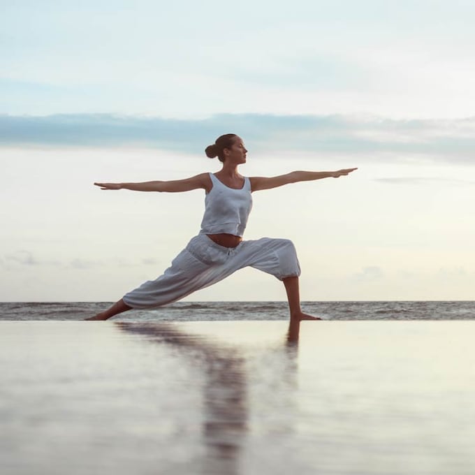 Si en verano se te hinchan la piernas, prueba estas posturas de yoga 