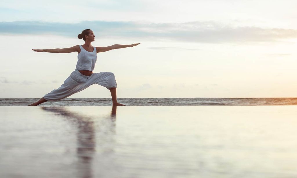 Si en verano se te hinchan la piernas, prueba estas posturas de yoga