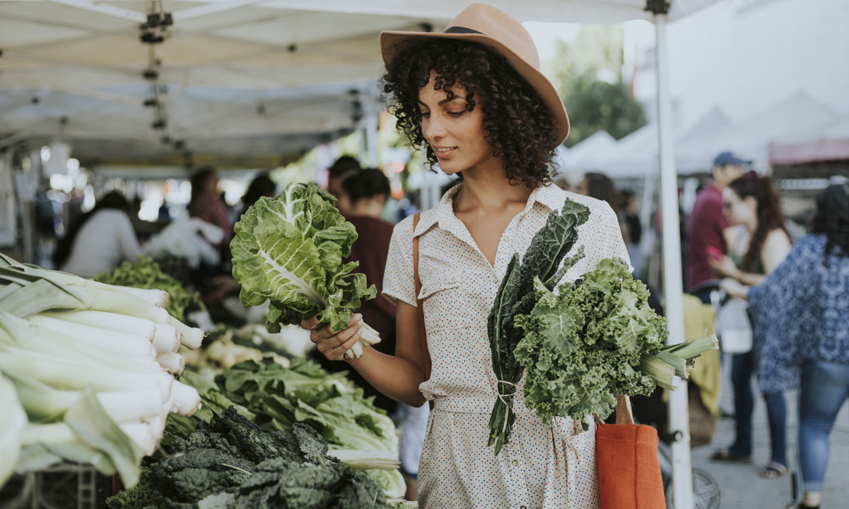 mujer comprando verduras