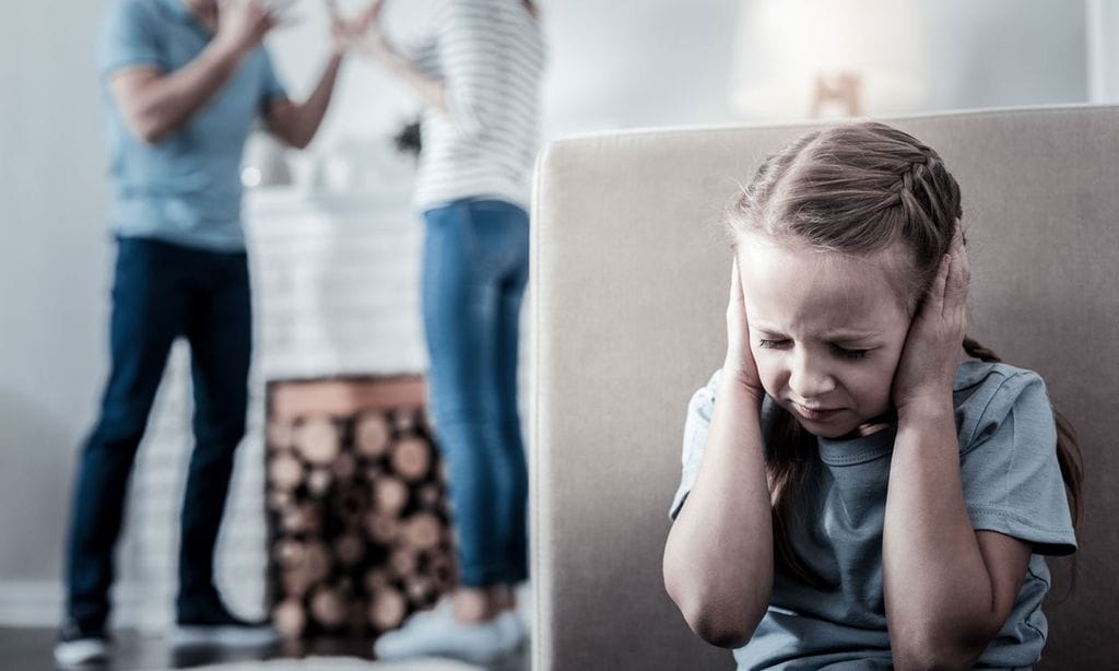 niña con miedo por una pelea de sus padres