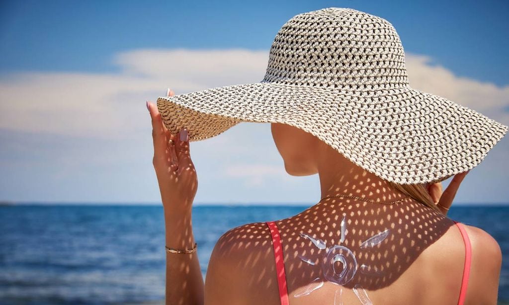 mujer con un sombrero