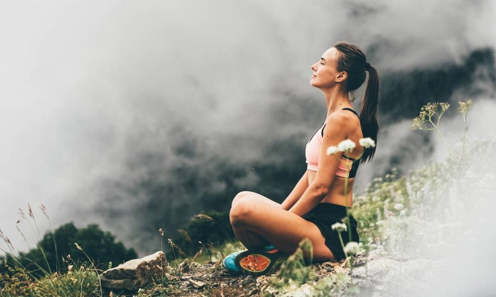 mujer meditando en el campo