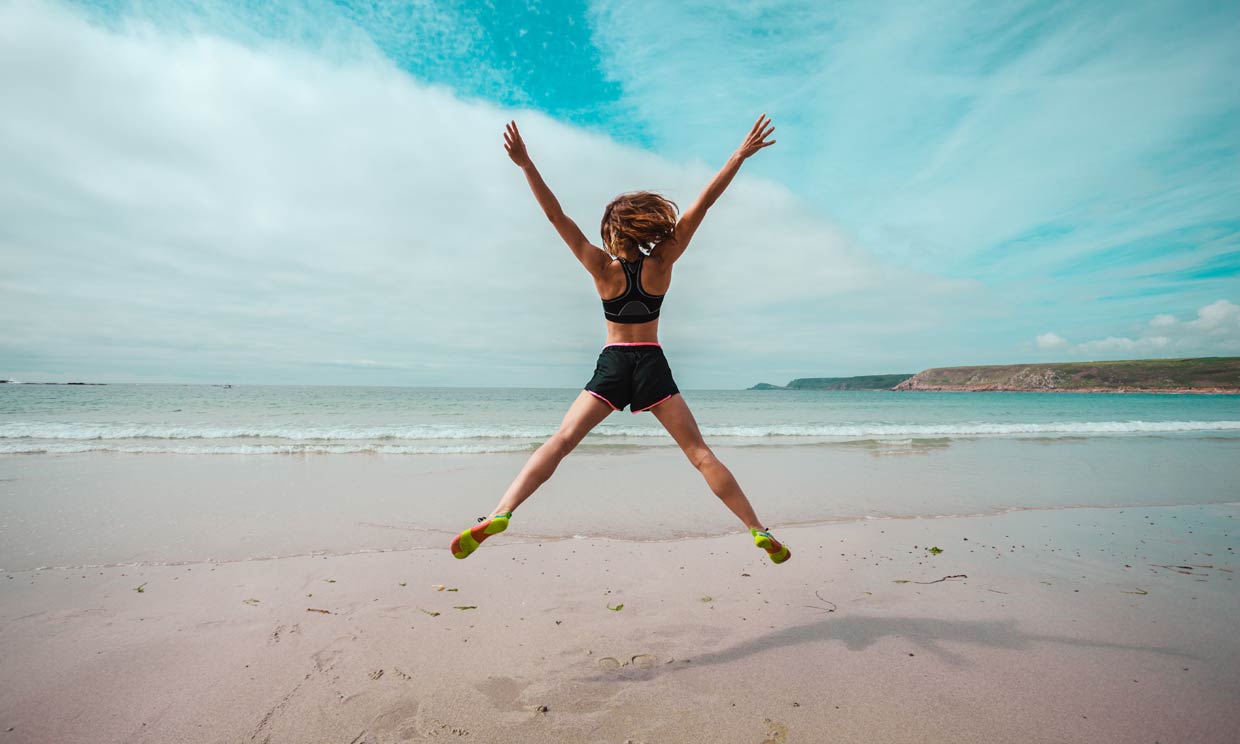 Los 5 ejercicios que tienes que hacer en la playa para definir tu silueta