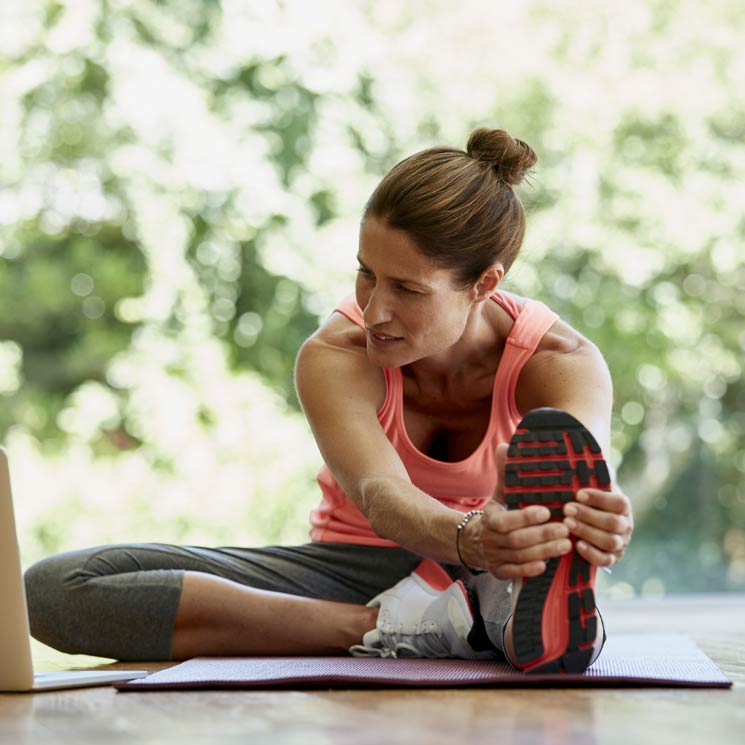 8 ejercicios para adelgazar y tonificar brazos, glúteos y piernas si tienes más de 50 