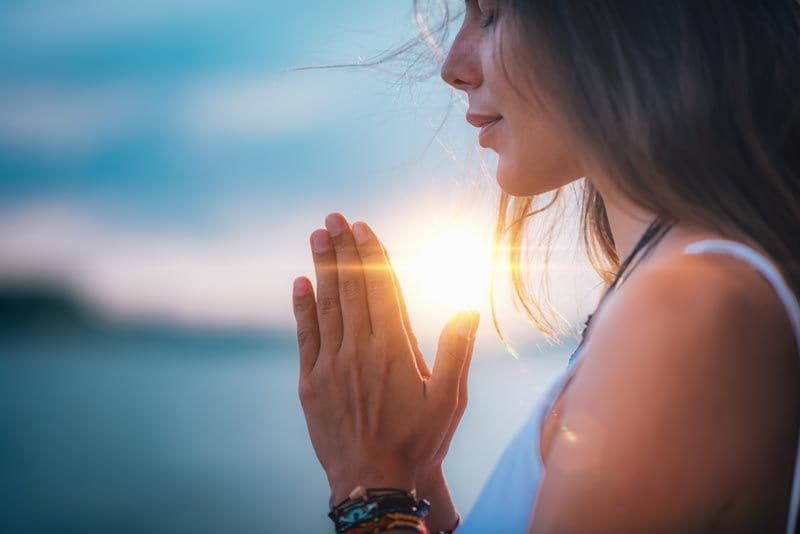 mujer meditando
