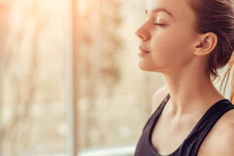 mujer haciendo mindfulness