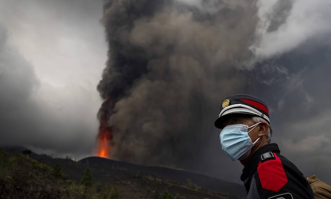 policía frente al volcán de La Palma
