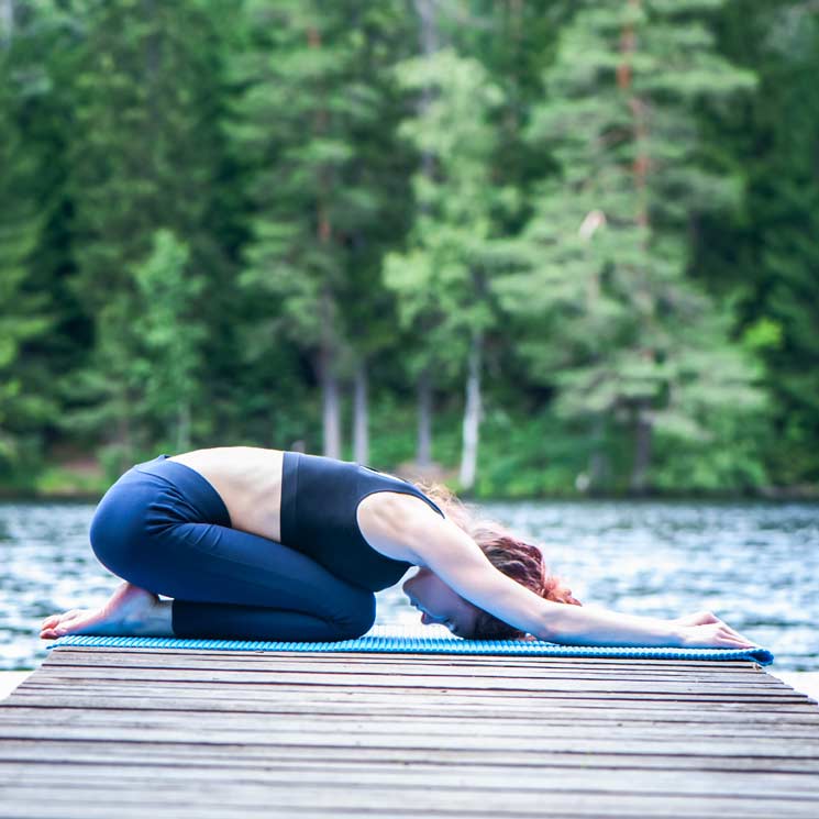 'Balasana': todo lo que debes saber sobre esta relajante postura de yoga