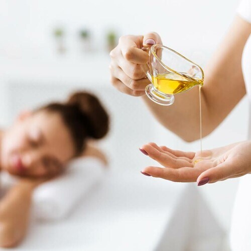 Remedios caseros con aceite de oliva para la piel, los labios secos o las uñas débiles 