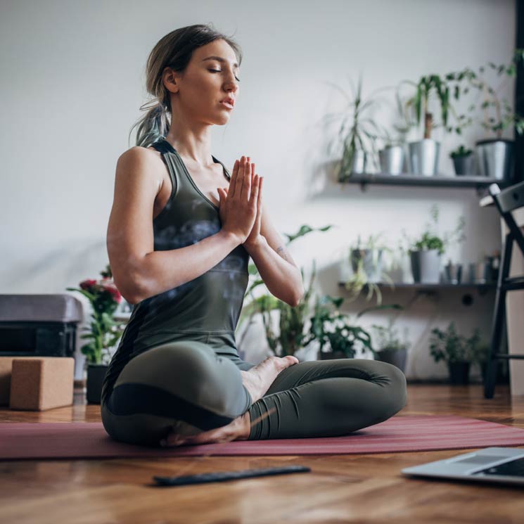 4 posturas de yoga que alivian la ansiedad en pocos minutos, según la ciencia