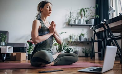 4 posturas de yoga que alivian la ansiedad en pocos minutos, según la ciencia