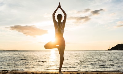 Toma nota de las mejores posturas de yoga para los huesos