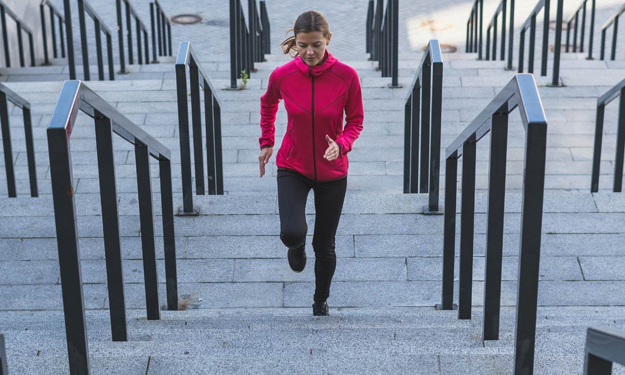 mujer subiendo escaleras