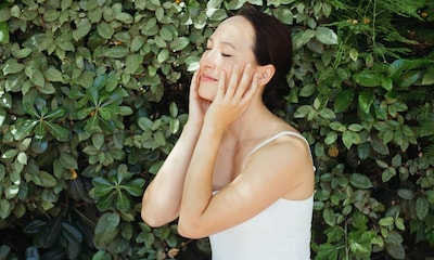 Cinco minutos de yoga facial al día para rejuvenecer el rostro