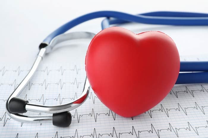corazón y electrocardiograma