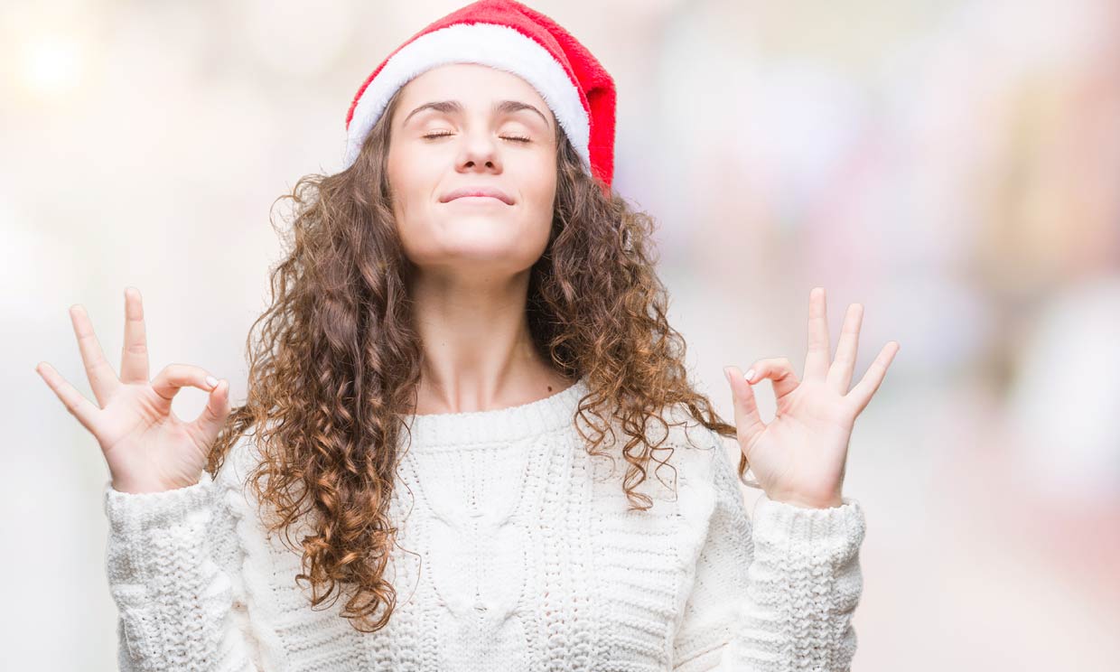 mujer meditando con gorro de Papá Noél