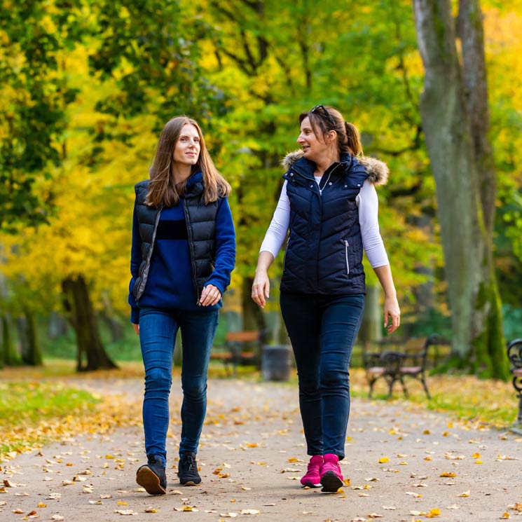 Los beneficios de caminar al aire libre, una de las actividades físicas en auge por la pandemia