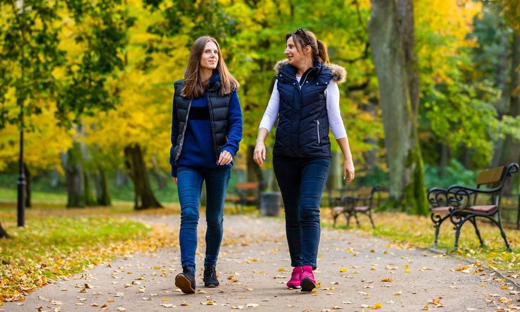 Los beneficios de caminar al aire libre, una de las actividades físicas en auge por la pandemia