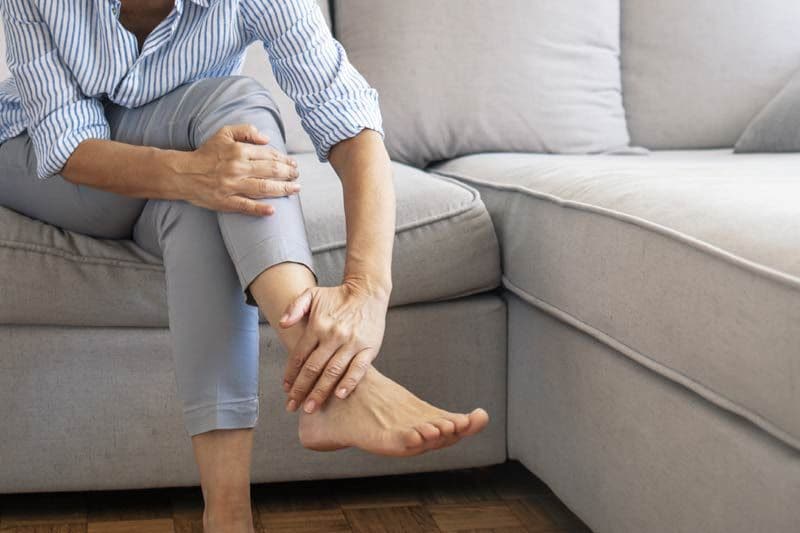 mujer con las piernas cansadas