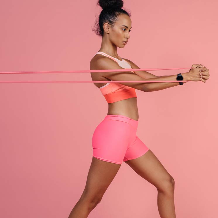 Estos ejercicios con bandas elásticas te ayudarán a tonificar todo tu cuerpo