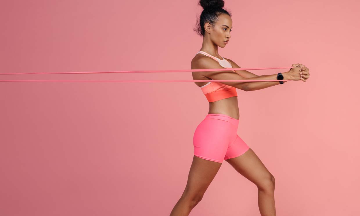 Estos ejercicios con bandas elásticas te ayudarán a tonificar todo tu cuerpo