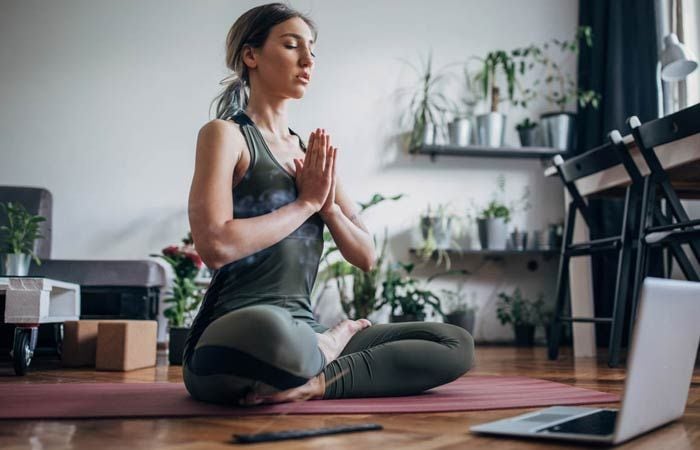 Chica haciendo yoga 