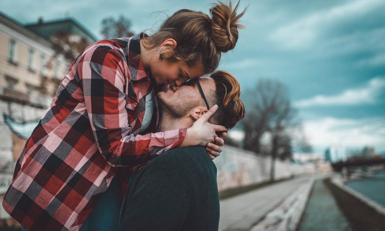 pareja besándose