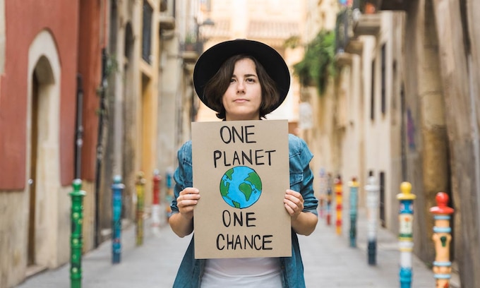 Chica portando un cartel sobre cambio climático