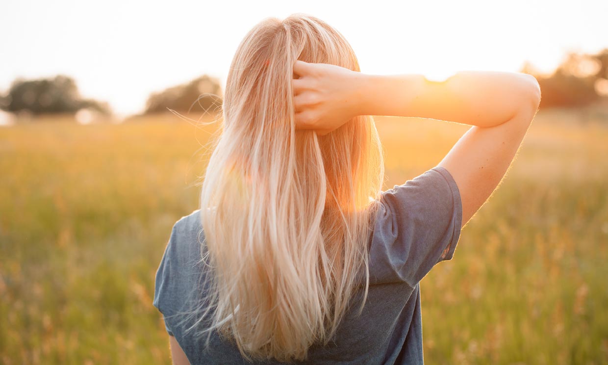 mujer tocando su pelo