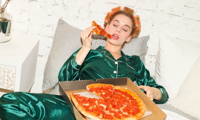 Chica comiendo pizza 
