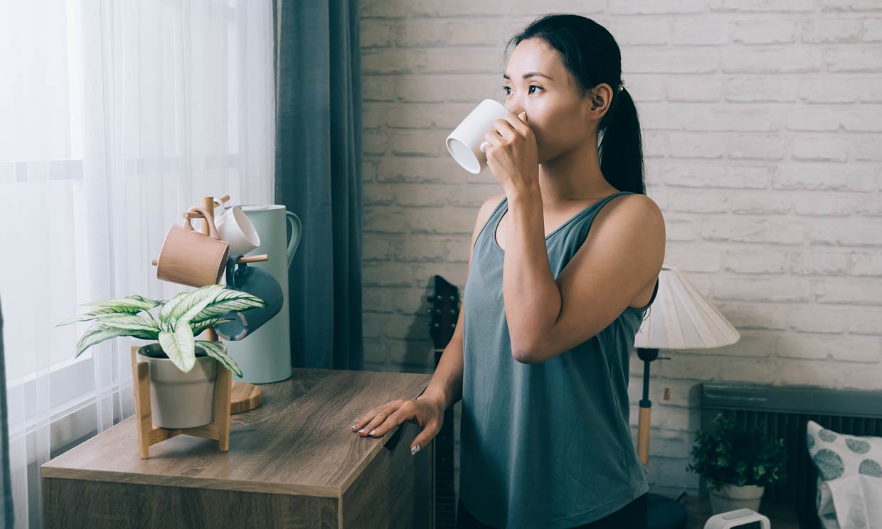 mujer asiática tomando un té
