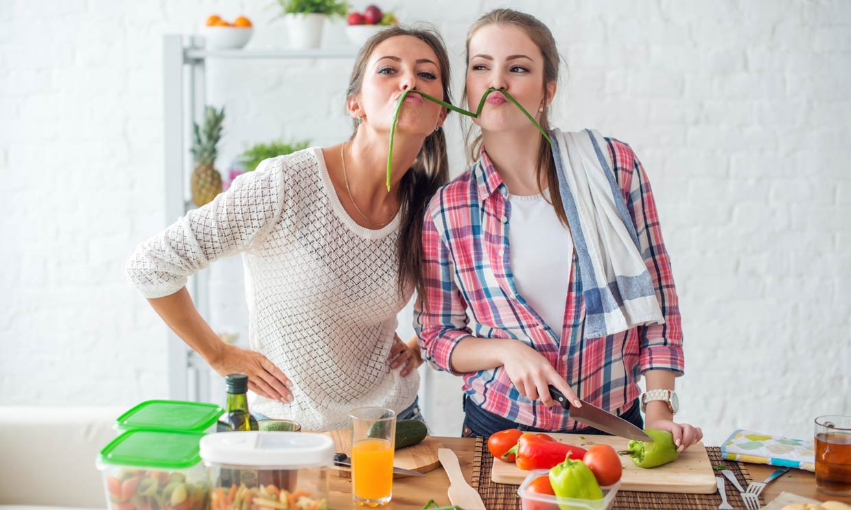 chicas cocinando