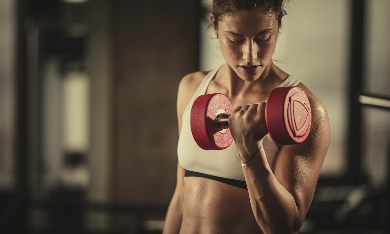 Así se hace bien el curl de bíceps para unos brazos fuertes