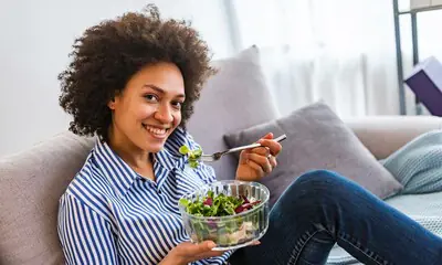 ¿Son saludables las ensaladas de bolsa o los vasitos de arroz?