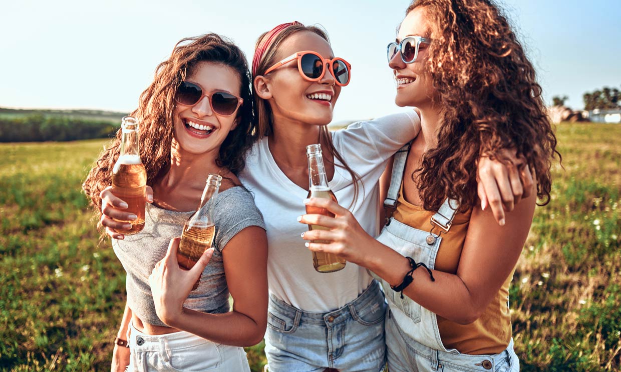 Chicas tomando cerveza