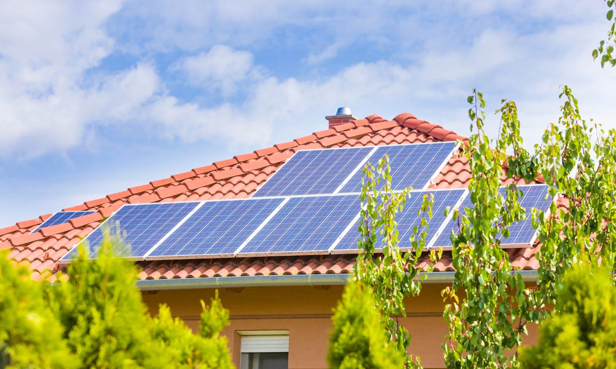 ¿Estás pensando en instalar placas solares en tu casa? Desmontamos estos falsos mitos
