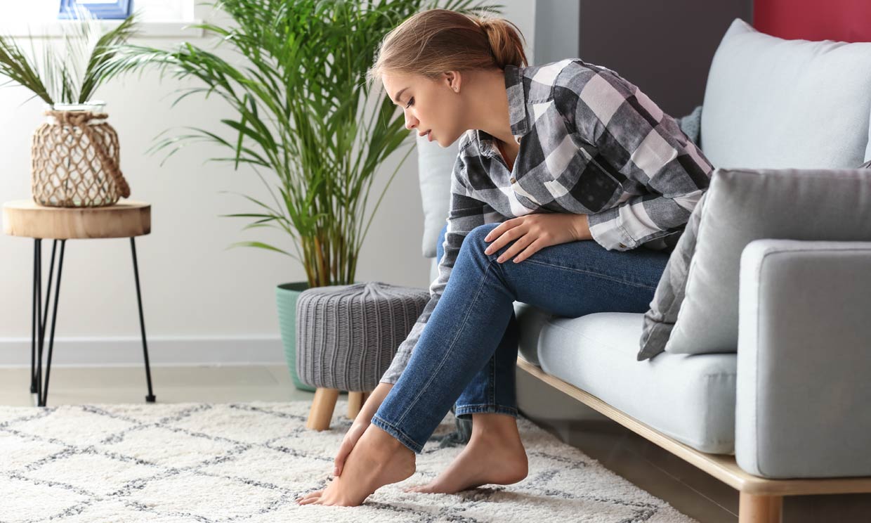 mujer con dolor en el pie