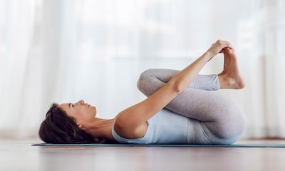 ¿Qué beneficios te aporta la postura del bebé feliz de yoga?