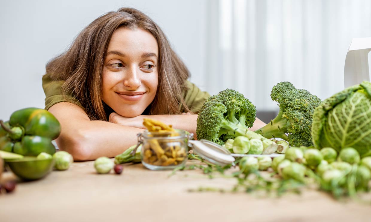 mujer mirando verduras