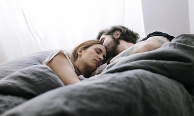 Las razones por las que dormir a la misma hora que tu pareja mejora tu relación
