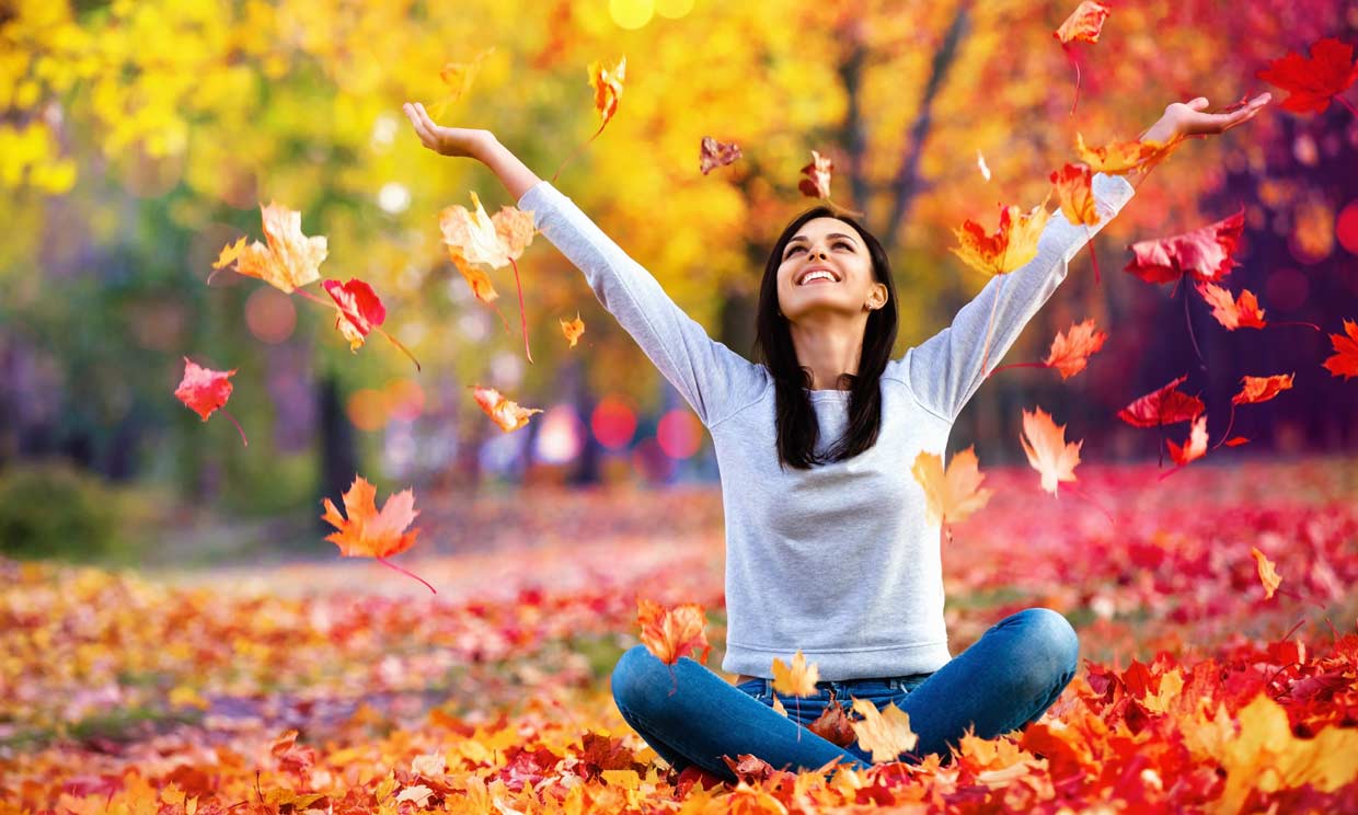 mujer feliz en otoño