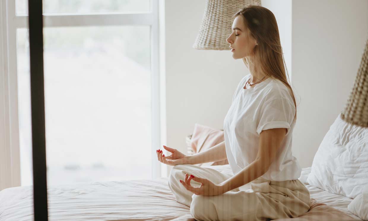 mujer meditando