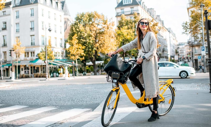 mujer montando en bicicleta por la ciudad