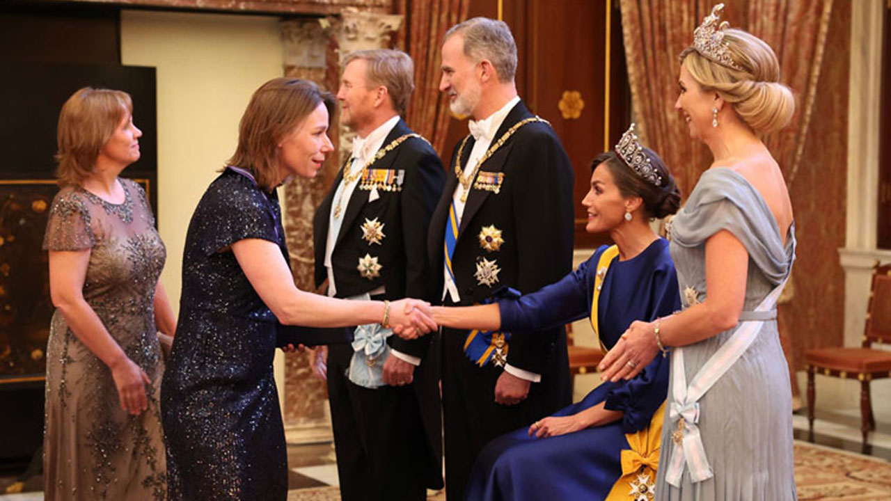 La reina Letizia sentada en el besamanos en Amsterdam