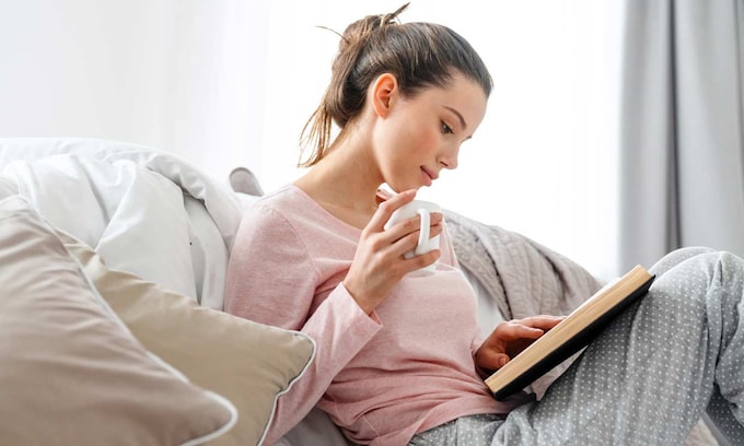 mujer leyendo tomando una infusión