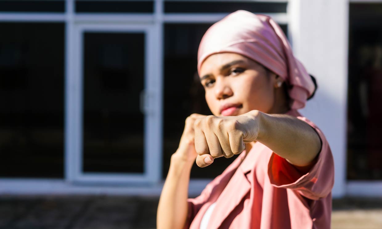 Chica con pañuelo en posición de boxeo