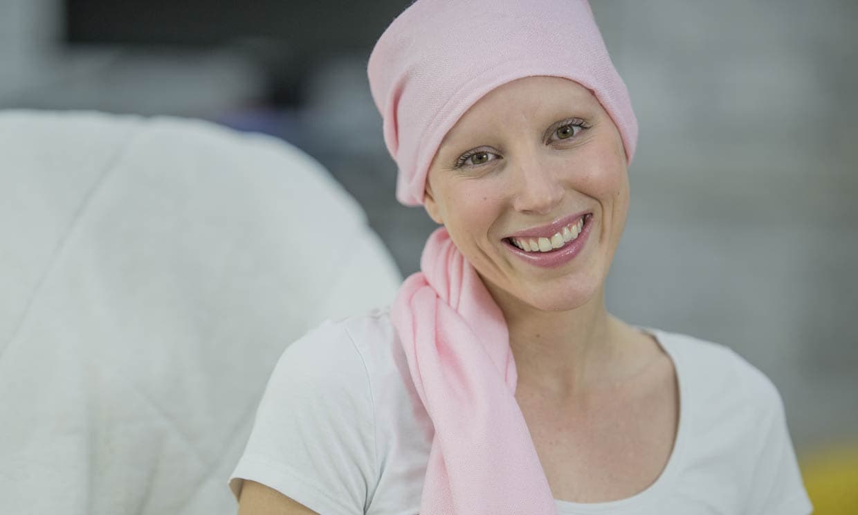 Chica maquillada con cáncer de mama