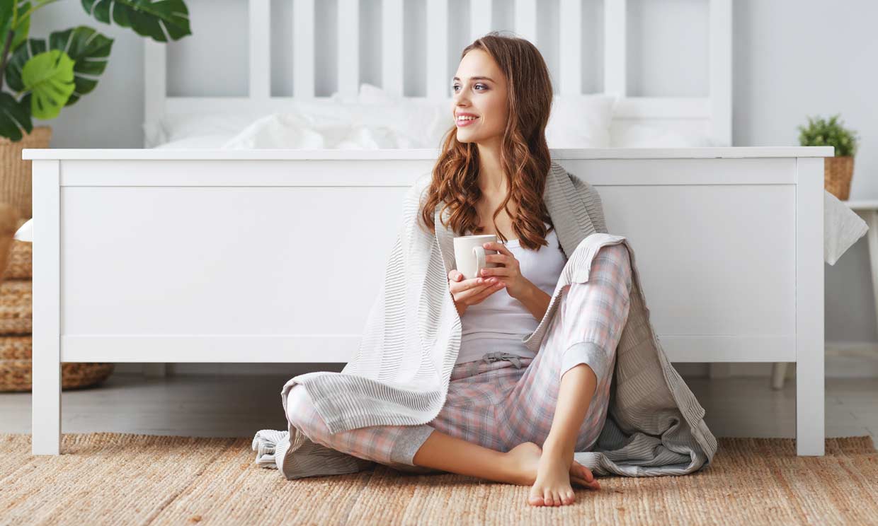 mujer tomando una infusión