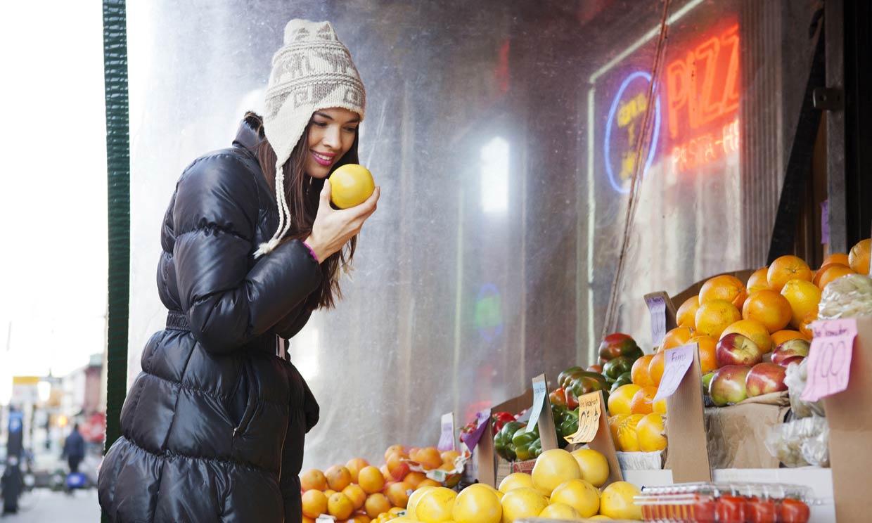 Chica comiendo naranja