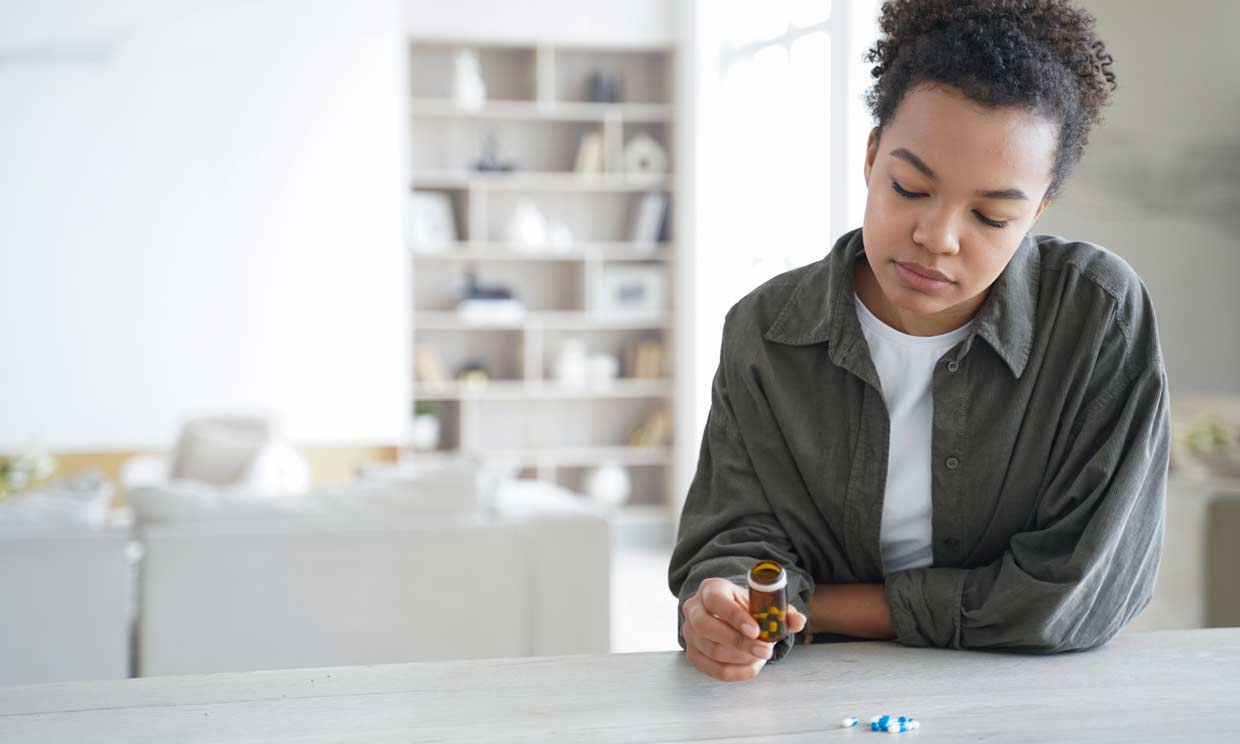 mujer tomando pastillas